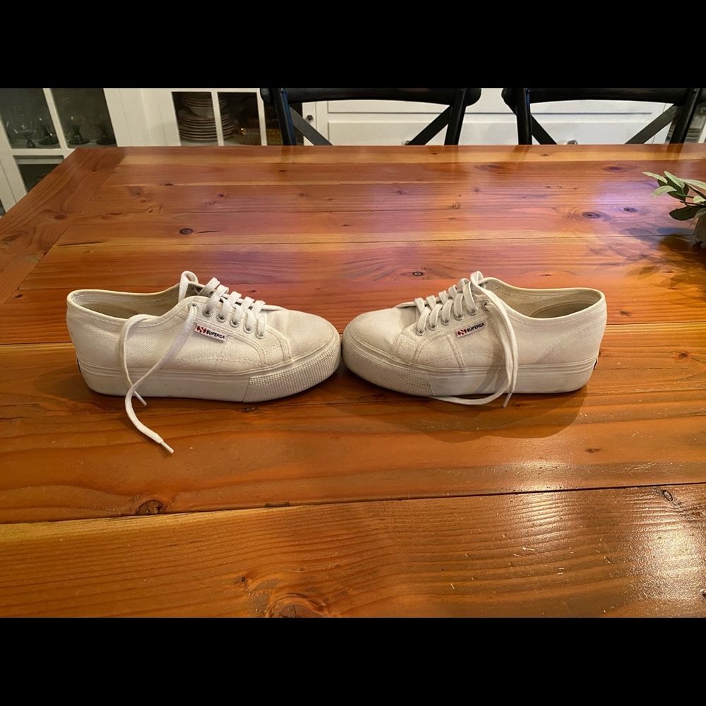 White Superga women’s size 8.5